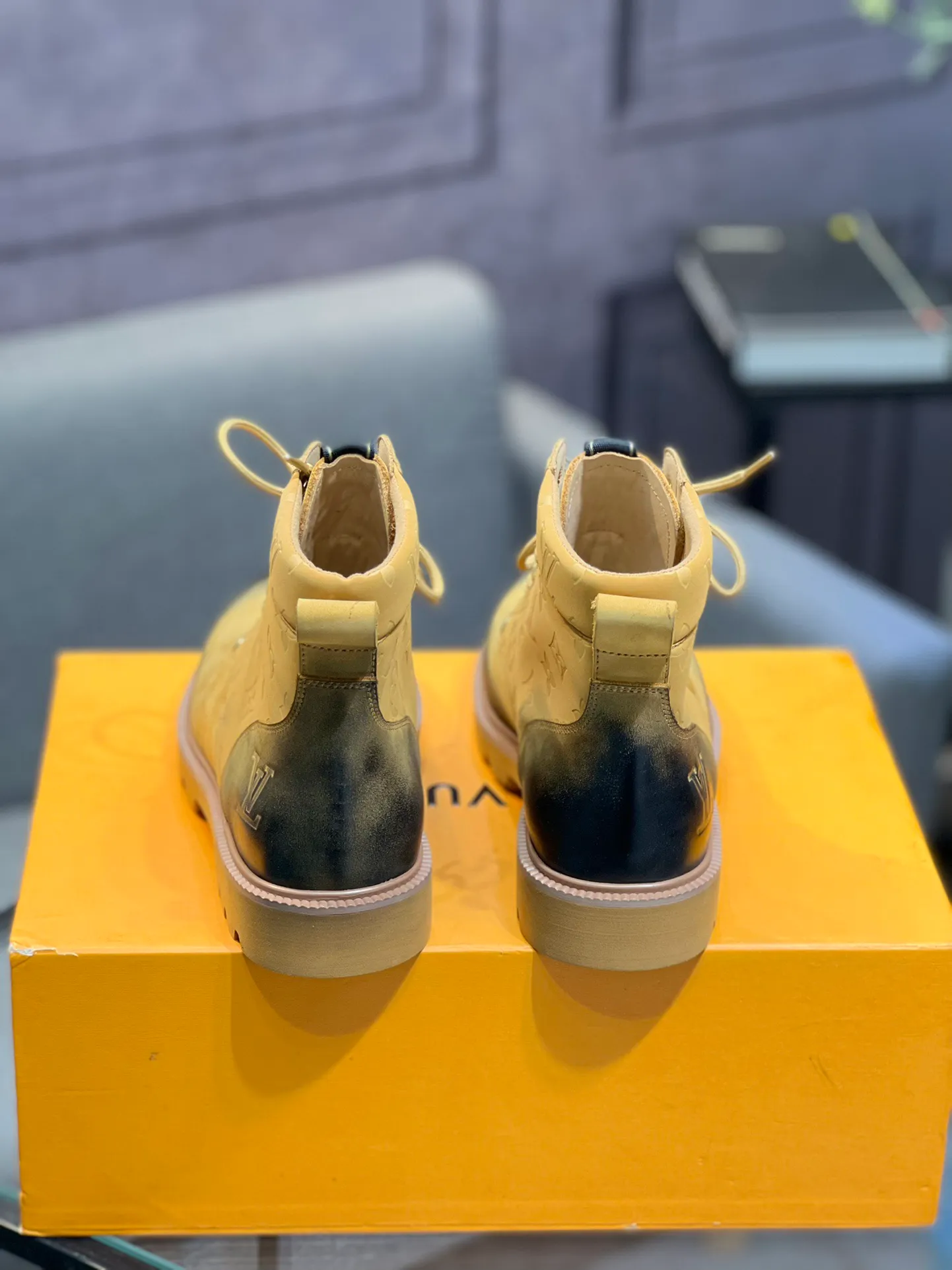 Men's shoes 💰900 L Home - the latest LV men's business casual boots, luxury and nobility are a must, all made of imported original first-layer cowhide, just to create a more comfortable wearing experience, ➕top imported water-dyed full cow lining, original high wear-resistant outsole! 👏👏 Size: Male 39-44; (38 45 46 customized)
